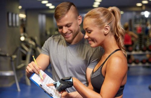 antrenör ile program yapan kadın