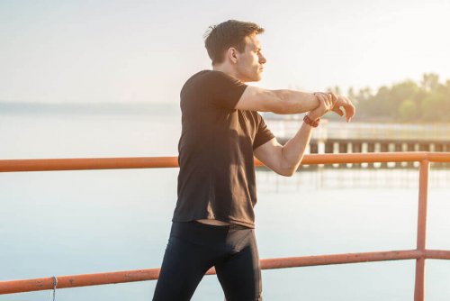 esneme hareketleri yapan adam