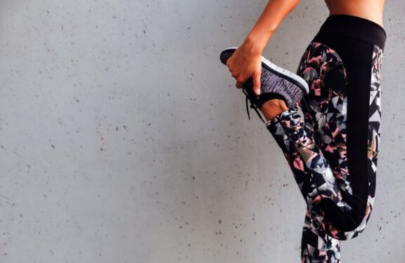 esneme hareketleri yapan kadın