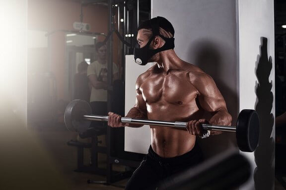 maskeyle antrenman yapan adam