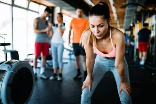 spor salonunda ağrı çeken kadın