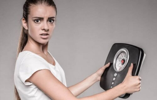 tartıya bakan kadın