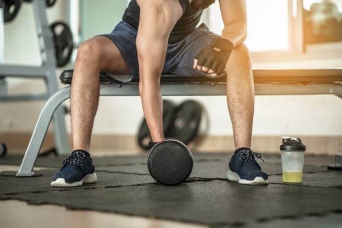 spor salonunda antrenman yapan adam