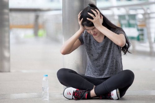 başı ağrıyan kadın