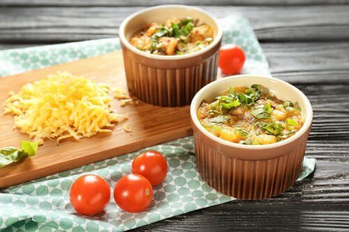 Ramekin kasesinde fırınlanmış elmalı ve brokolili patates