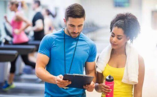 fitness hocası yardımcı oluyor