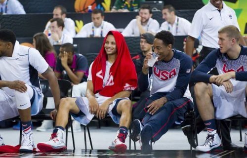 Stephen Curry bir sandalyede oturuyor