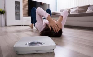 tartı uzanmış mutsuz kadın arındırıcı diyet