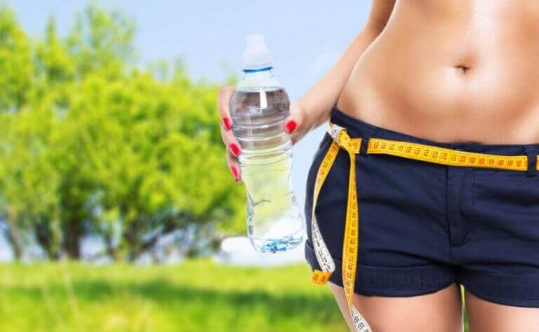 bel ölçüsünü alan kadın