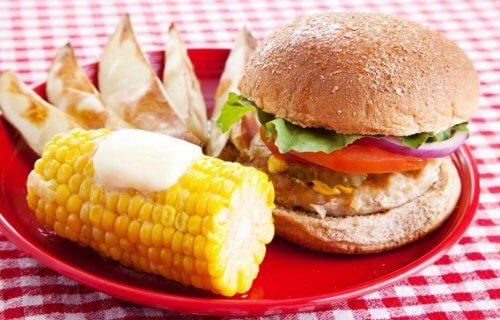 burger ve haşlanmış mısır