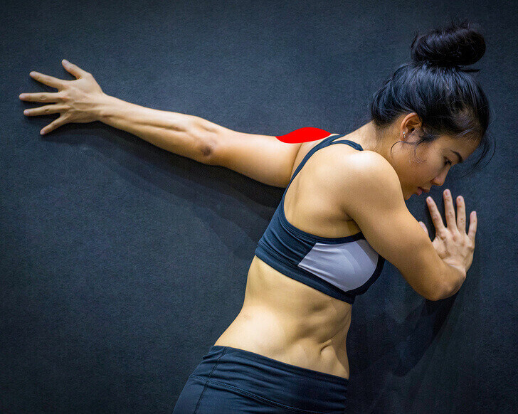 duvara karşı omuz esnetme