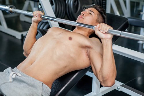 göğüs presi yapan üstsüz genç