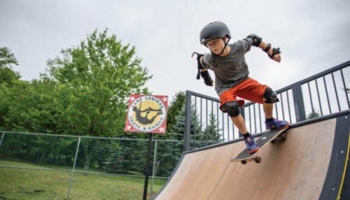 kaykay pistindeki çocuk