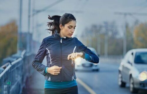 arabalar saatine bakan koşan kadın