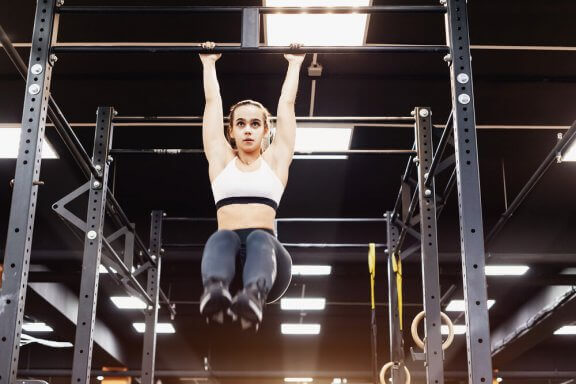 barda bacak kaldıran sporcu