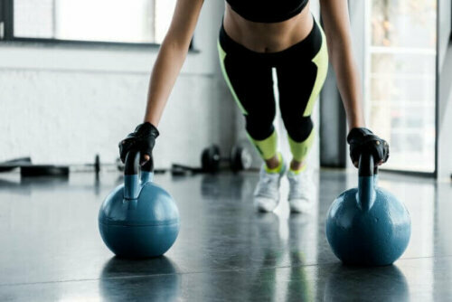 iki kettlebell ile plank hareketi