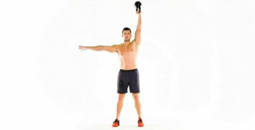 kettlebell kaldıran adam