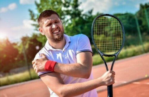 kolunu tutan tenis oyuncusu