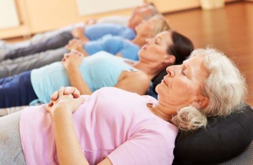 meditasyon yapan insanlar