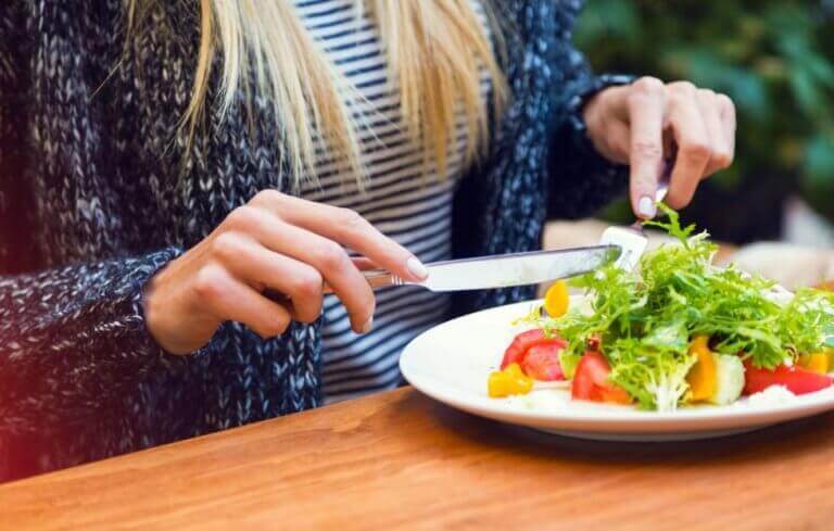 salata yiyen kadın