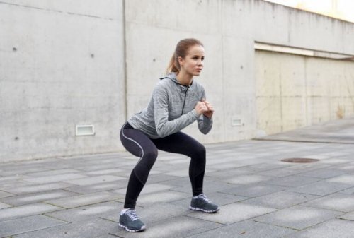 sokakta squat yapan kadın