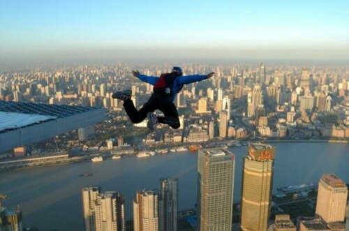 Base Jump yapan bir insan