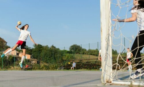 Hentbol oynayan kadın