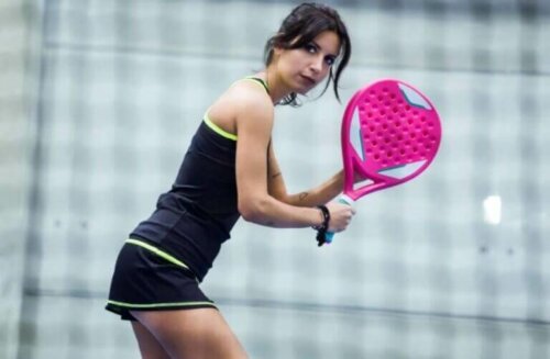 Padel oynayan kadın