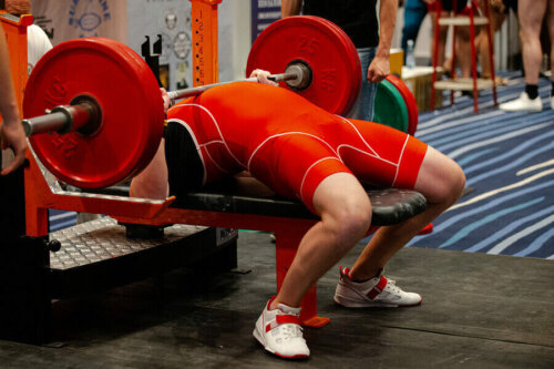 güç kullanarak yapılan sporlar: powerlifting yapan sporcu