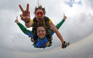 skydiving yapan insanlar