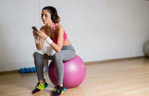 pilates topunda dinlenen kadın
