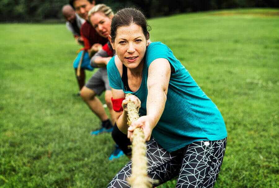 halat çekme oynayan sporcular