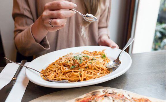 kaliteli karbonhidrat tüketen kadın