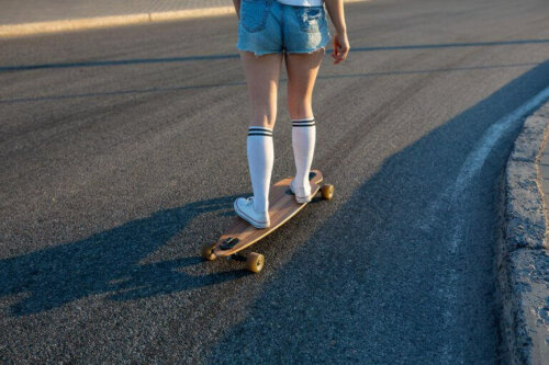 longboard stili kaykay yapan genç