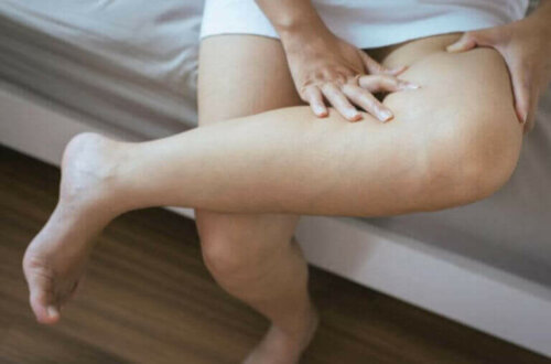 şişmiş bacaklarına bastıran kadın