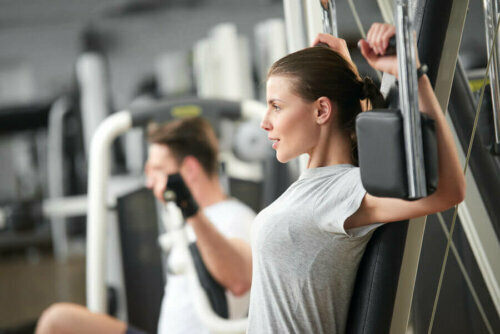 spor salonunda egzersiz yapan kadın
