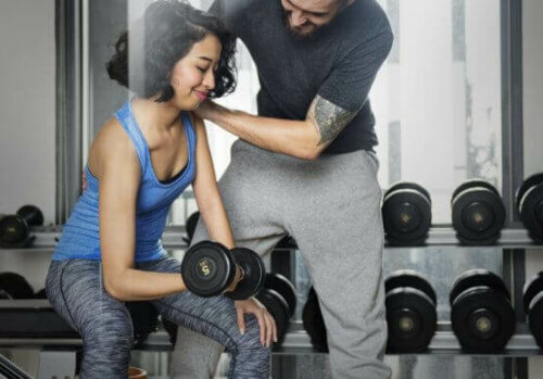 ağırlık kaldıran kadın