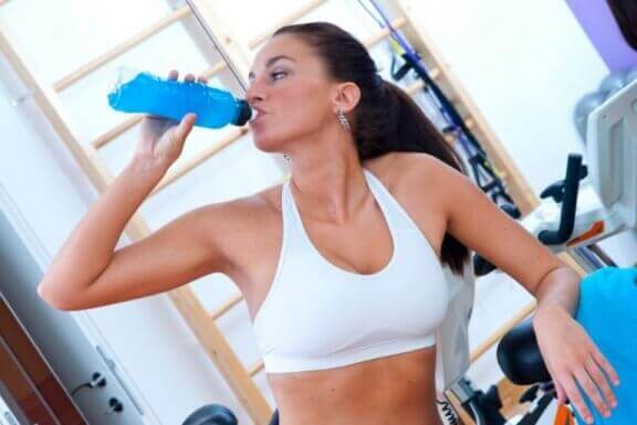 Spor içeceği tüketen kadın