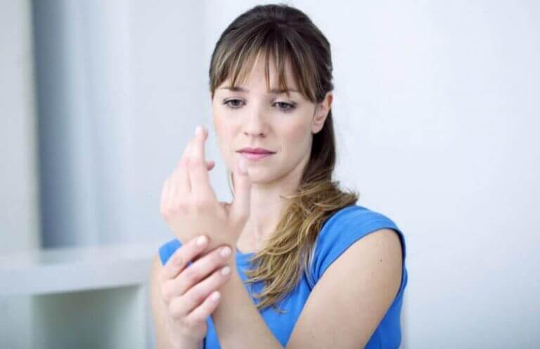 Bileği ağrıyan kadın