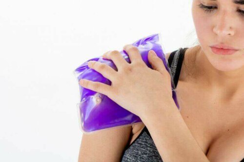 omuza buz torbasıyla soğuk kompres yapmak