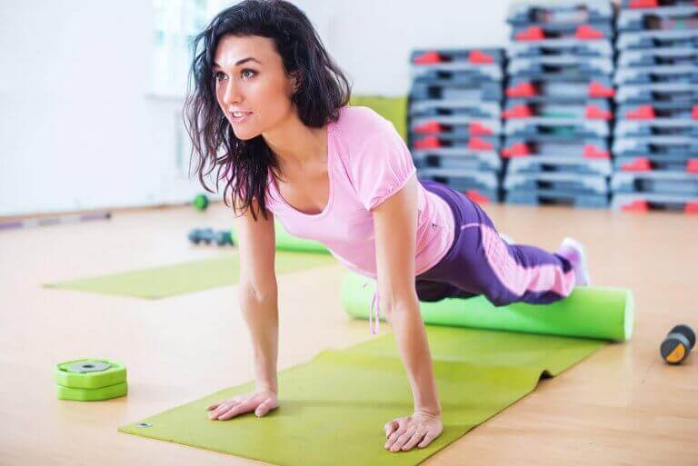 Köpük rulo ile antrenman yapan kadın