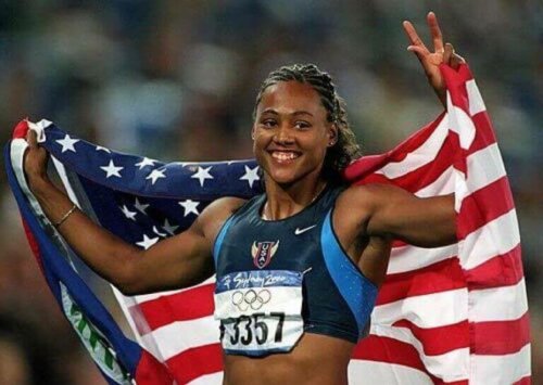 Marion jones kazandığı yarışma sonrası poz verirken