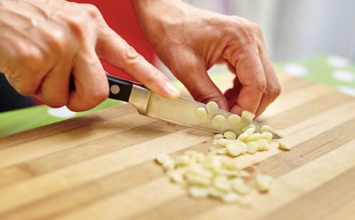 Sarımsak doğrayan adam