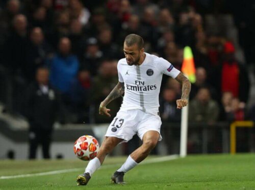 Dani Alves PSG için oynuyor.