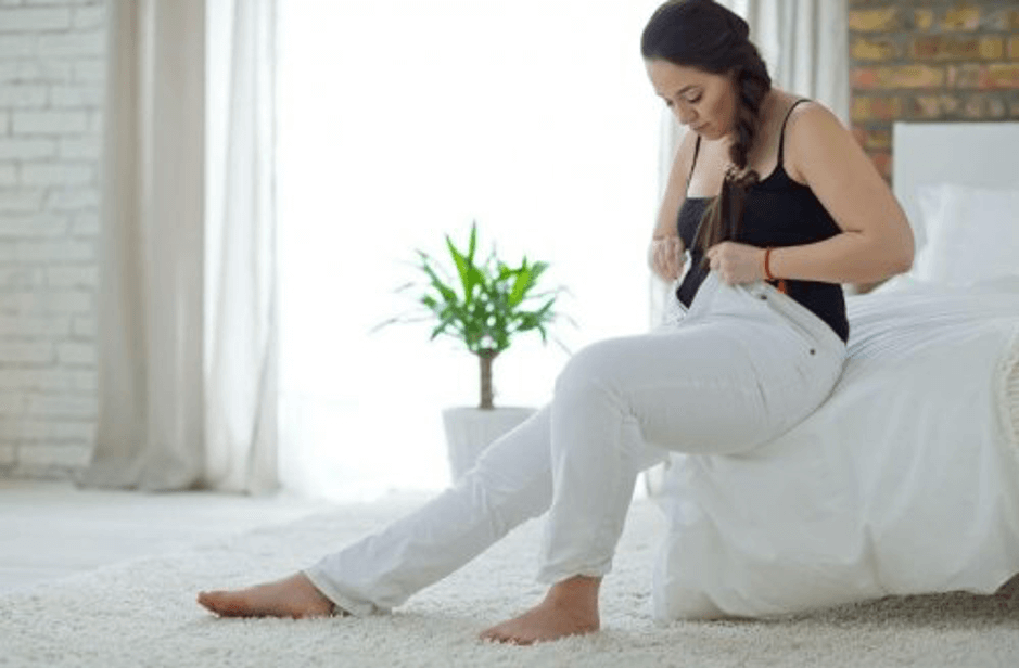 beyaz pantolonlu kadın