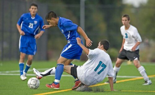 futbol oynayan futbolcular saha