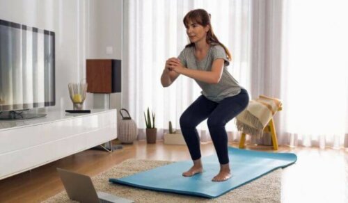 matta squat yapan kadın