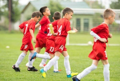 küçük erkek çocukları futbol saha
