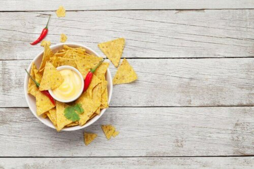 bir kase cips, acı biber ve sürülebilir peynir