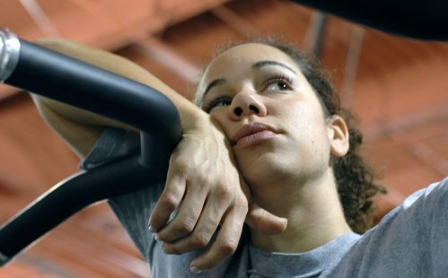 Spor yapmaktan sıkılmış görünen bir kız.